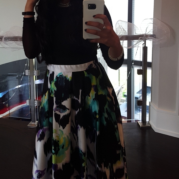 Black and floral dress with pockets at the side - Picture 4 of 8